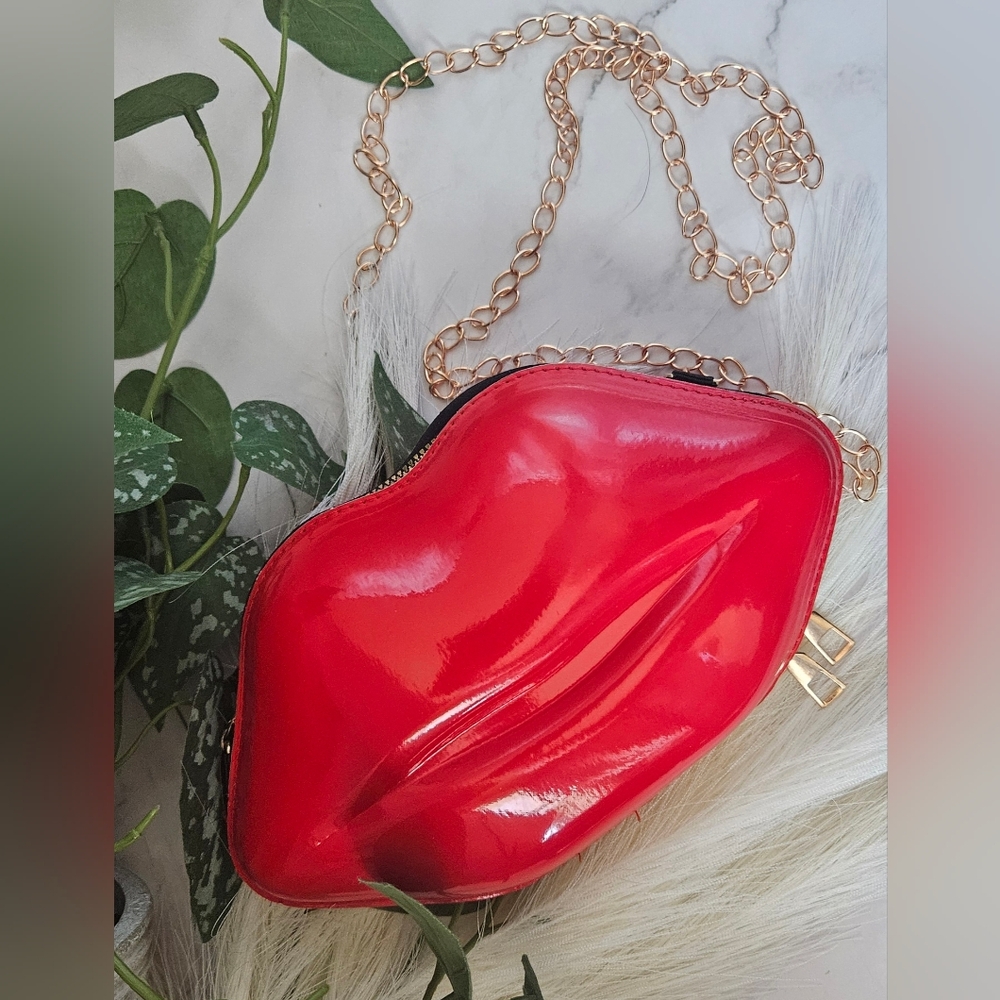 Bright red lip crossbody bag Purse nwot with gold chain zipper closure